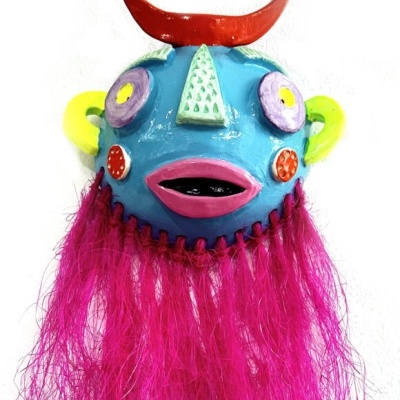 Máscara artesanal colorida com barba rosa vibrante