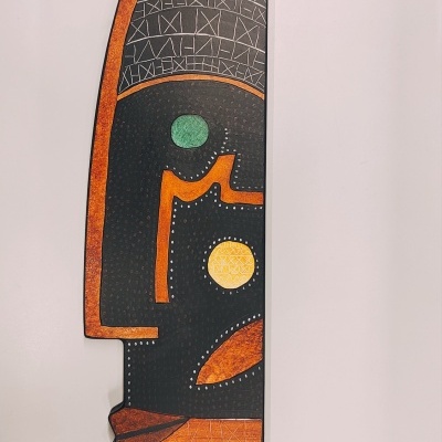 Máscara decorativa colorida com design estilizado de rosto humano