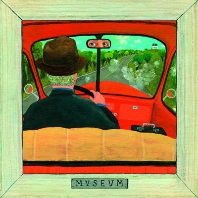 Pintura de um homem a conduzir um carro vermelho vista de trás, com estrada e árvores visíveis, moldura verde e texto 'MVSEVM'