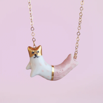 Colar com pendente de porcelana de animal peixe-gato em branco, rosa e dourado com corrente dourada
