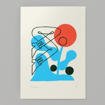 Poster artístico abstrato com formas geométricas azuis, vermelhas e pretas sobre fundo branco.