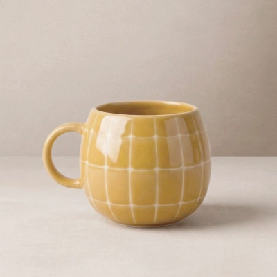 Caneca cerâmica amarela com padrão de grade branca