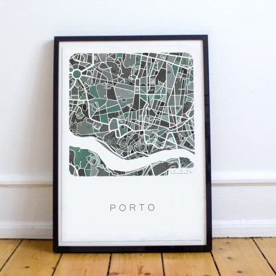 Poster emoldurado com mapa estilizado da cidade de Porto em tons de verde e cinzento