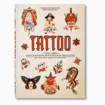 Livro capa dura com tatuagens coloridas tradicionais e texto TATTOO 1730S-1970S