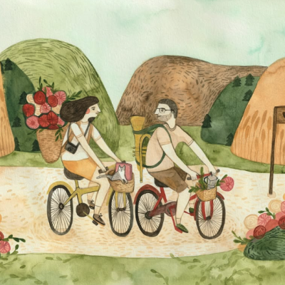 Ilustração de duas pessoas a andar de bicicleta numa estrada rural com flores e colinas ao fundo
