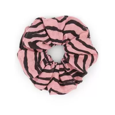 Scrunchie rosa com riscas pretas