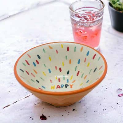 Tigela de cerâmica decorada com pintas multicoloridas e texto HAPPY no centro