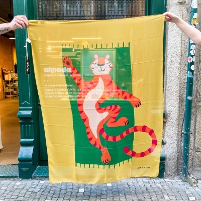 Lenço amarelo com tigre vermelho e branco sobre fundo verde