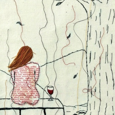 Ilustração bordada de pessoa sentada num muro junto a uma árvore com copo de vinho.