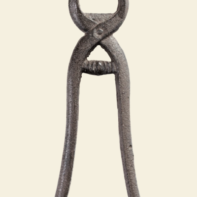 Ferramenta metálica antiga cinzenta com duas alças longas e boca curva