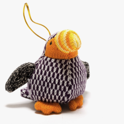 Boneco de pelúcia pássaro roxo, branco e laranja com cordão dourado