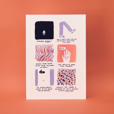 Cartão ilustrado com texto manuscrito e desenhos coloridos em fundo coral