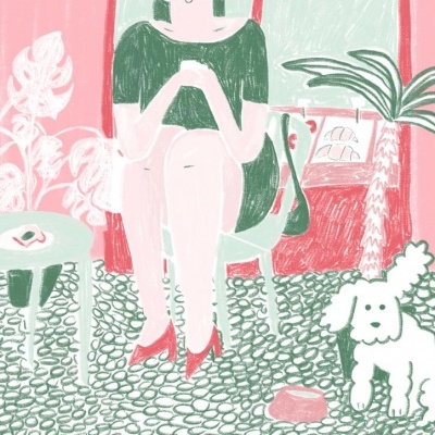 Ilustração de mulher sentada com vestido verde e cão branco junto a uma mesa num ambiente com plantas e chão de pedras