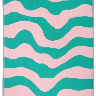 Toalha ou manta com riscas onduladas cor-de-rosa e verde com franjas brancas