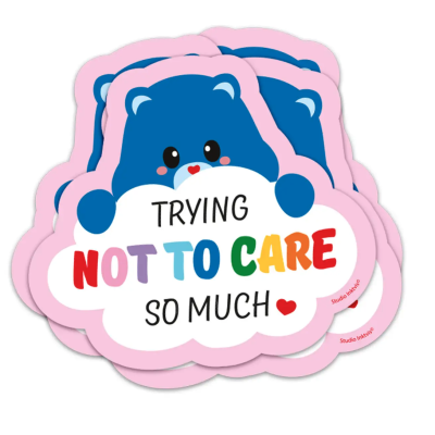 Adesivo com urso azul e texto colorido sobre nuvem branca com borda rosa