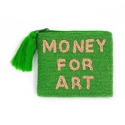 Carteira ou bolsa pequena verde com contas e tassel verde e texto MONEY FOR ART em contas rosa.