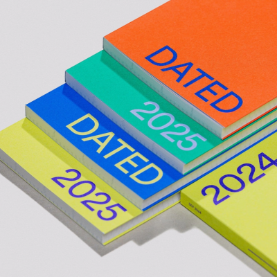 Quatro cadernos coloridos empilhados com texto das capas