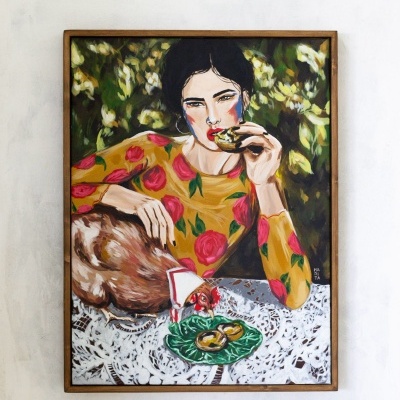 Pintura de mulher com vestido amarelo florido a comer com galinha num prato verde sobre toalha branca