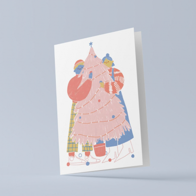 Cartão de Natal ilustrado com duas pessoas a decorar árvore rosa