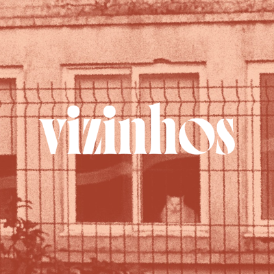 Cartaz com texto sobre exposição Vizinhos em castanho com fachada de prédio e janelas