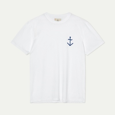 T-shirt branca com âncora azul no peito