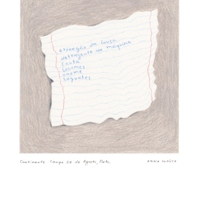 Lista de compras escrita à mão num papel rasgado sobre fundo cinzento