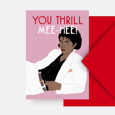Cartão com ilustração de homem em fato branco, texto 'YOU THRILL MEE-HEE!' e envelope vermelho