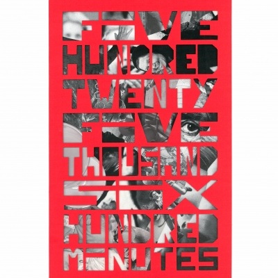 Cartaz vermelho com texto recortado e imagens a preto e branco visíveis através das letras