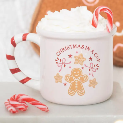 Caneca decorativa branca com desenho natalício e chantilly