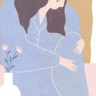 Desenho de mulher em pijama azul claro sentada com vaso branco e flores rosas ao lado