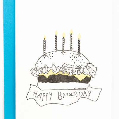 Cartão branco com desenho de hambúrguer com cinco velas e frase comemorativa, envelope azul