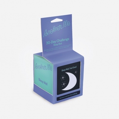 Embalagem azul lilás com texto Another.Me 30-Day Challenge Sleep Well e imagem de lua crescente com estrelas