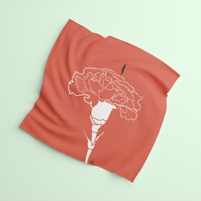 Lenço laranja com desenho de cravo branco e figura humana preta