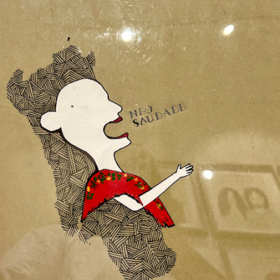 Ilustração de figura feminina com blusa vermelha e texto 'NÃO SAUDADE'