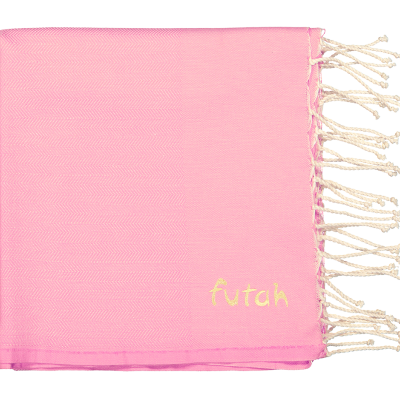 Echarpe rosa com franjas brancas e bordado amarelo