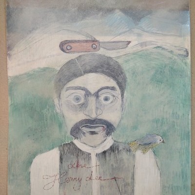 Desenho de homem com bigode, pássaro no ombro, faca acima da cabeça, montanhas ao fundo e assinaturas visíveis