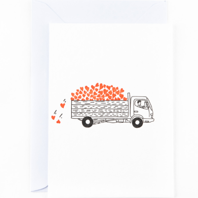 Cartão branco com desenho de camião e corações vermelhos