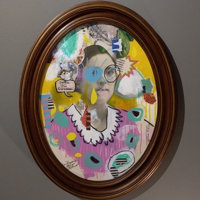 Quadro oval com moldura de madeira e pintura colorida abstrata de retrato.