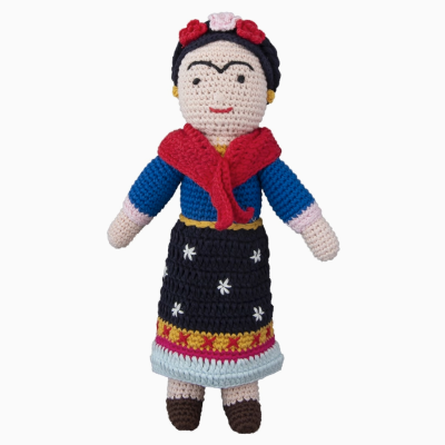 Boneca de crochê de Frida Kahlo com roupas coloridas e flores no cabelo