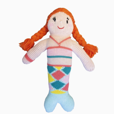 Boneca de malha forma sereia com cabelo laranja em tranças e corpo colorido