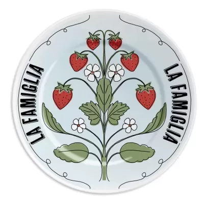 Prato de cerâmica branco com ilustração de morangos e texto 'LA FAMIGLIA'