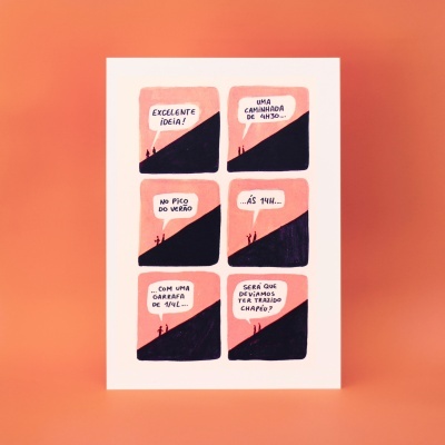 Postal com banda desenhada em português com personagens a caminhar em colina, texto em caixas cor de rosa com letras pretas