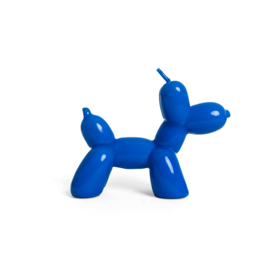 Escultura de cão azul em forma de balão, fundo branco