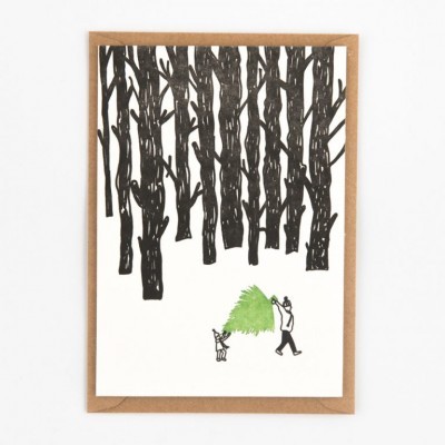 Cartão postal com ilustração de pessoas a transportar árvore verde e árvores pretas ao fundo