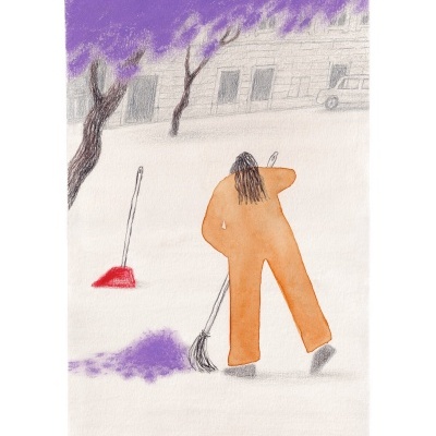 Pessoa com macacão alaranjado a varrer perto de árvores roxas e edifício cinzento.