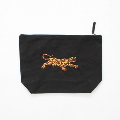 Bolsa preta com bordado de leopardo colorido