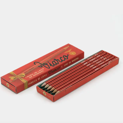 Conjunto de lápis de madeira vermelhos com embalagem vermelha e texto dourado e preto