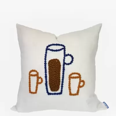 Almofada branca com bordado de canecas de cerveja