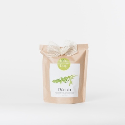 Saco de papel com rótulo de rúcula e fita de ráfia branca