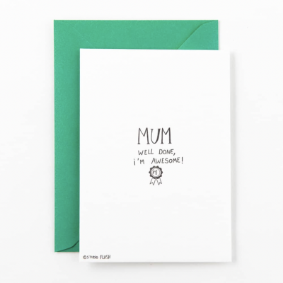 Cartão branco para mãe com texto e desenho, envelope verde atrás, fundo branco